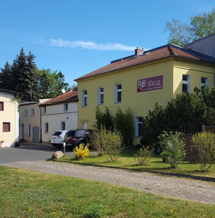 Möbelierte 2 Zim. WE 2-5 Schlafplätze 43m², m. Garten u. Parkpl. Zentr. Bus vor der Tür Berlín Exterior foto