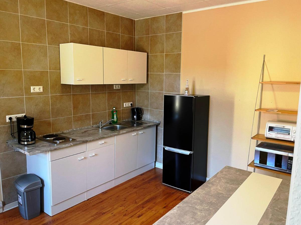 Möbelierte 2 Zim. WE 2-5 Schlafplätze 43m², m. Garten u. Parkpl. Zentr. Bus vor der Tür Berlín Exterior foto